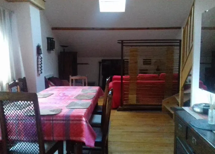 Appartement en loft 50m2 dans maison avec chambre en mezzanine et canapes lits dans salon