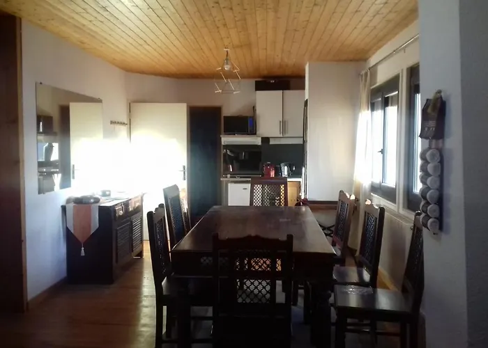 Appartement en loft 50m2 dans maison avec chambre en mezzanine et canapes lits dans salon