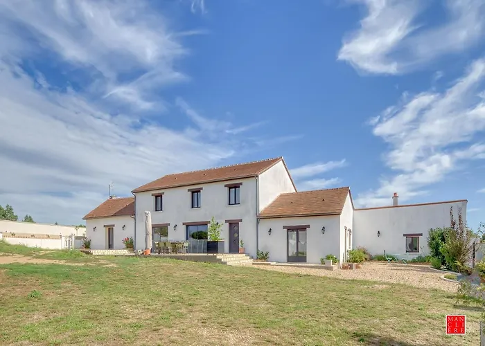 maison blanche piscine et petit déjeuner