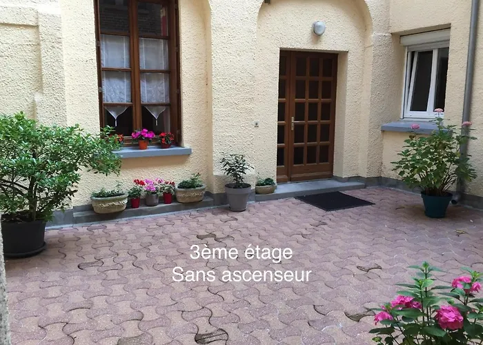 QUAI 65 , 3 pièces sur le port, à 250 m de la rue piétonne et de la mer