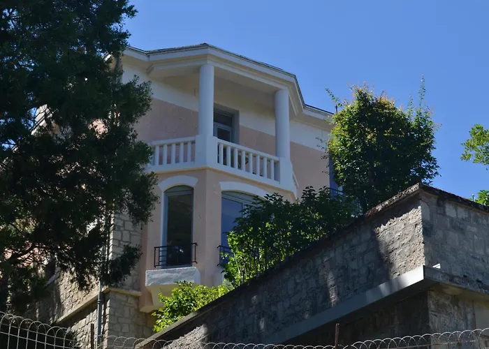 Le Bompard 50 m2 Villa Art Déco Plein centre avec jardin