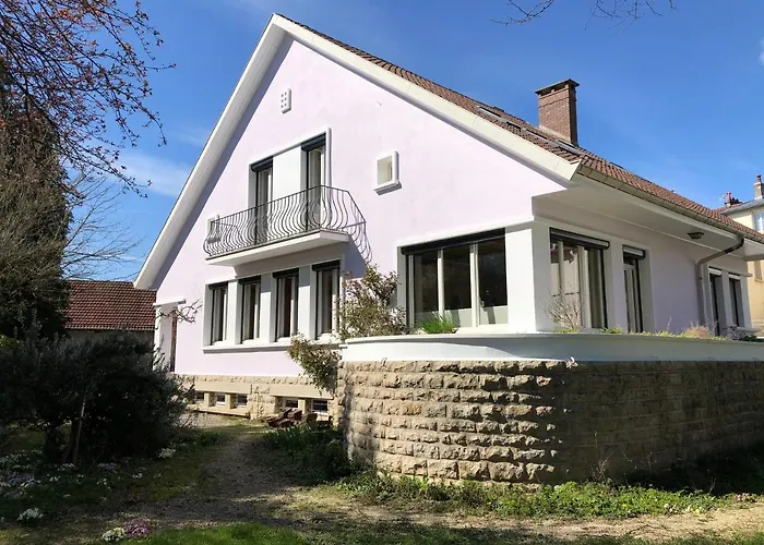 La Maison, 4 appartements 3 étoiles climatisés au centre ville avec jardin proche du Parc et des Thermes