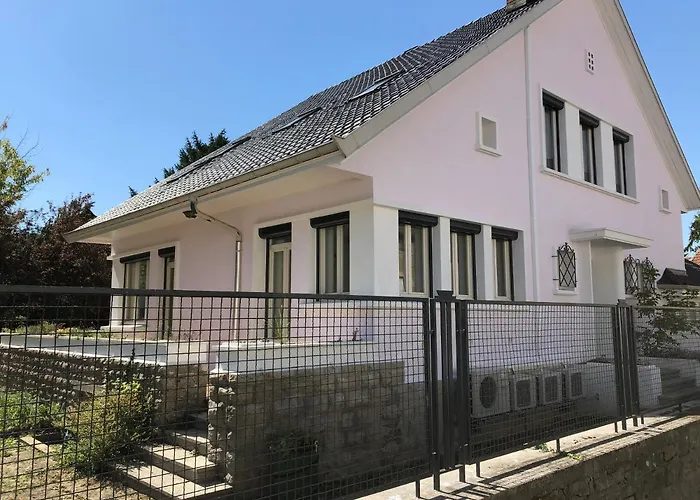 La Maison, 4 appartements 3 étoiles climatisés au centre ville avec jardin proche du Parc et des Thermes