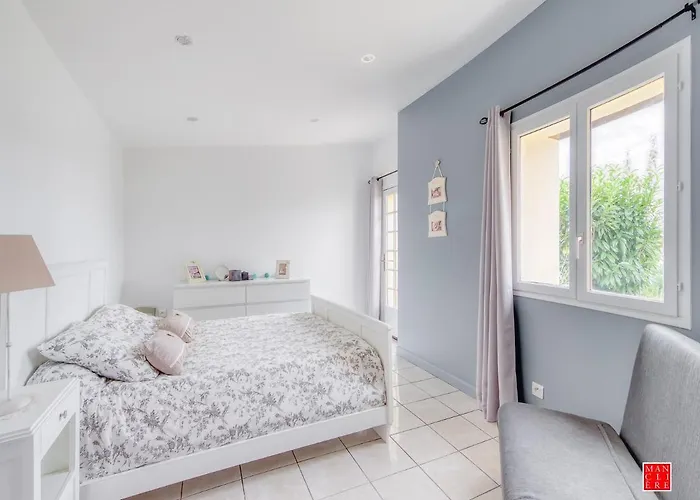 maison blanche piscine et petit déjeuner