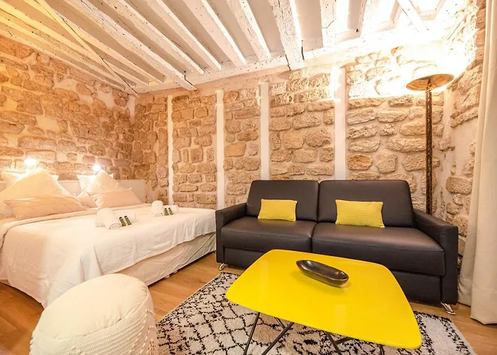 Hotel pres du College: Cosy Home In Paris Center - With Ac