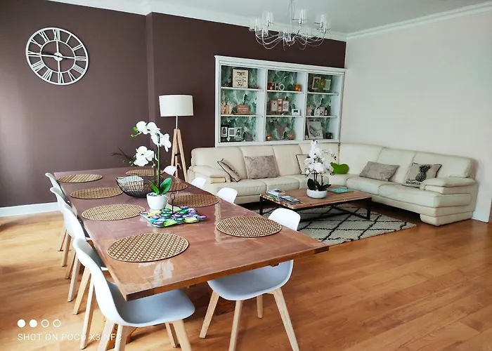 157m2, 4 chambres, 4 salles de bains, 2 WC, 2 parkings en hypercentre