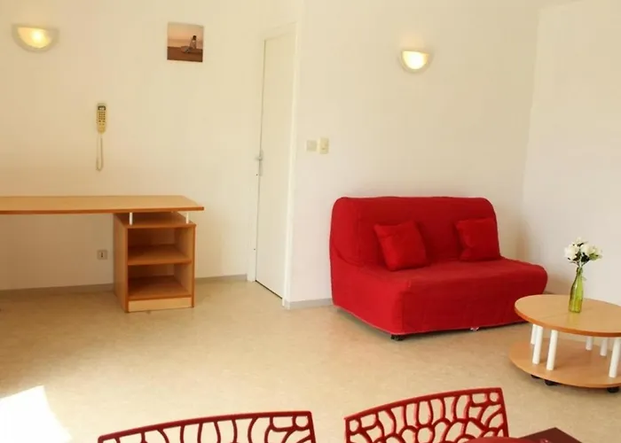 Appt 2 Pieces Avec Balcon, Piscine, Parking Prive A La Rochelle - Fr-1-246-17