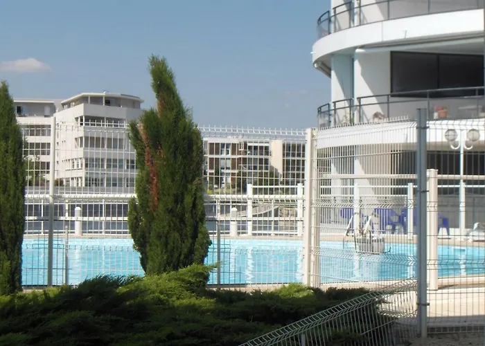 Appt 2 Pieces Avec Balcon, Piscine, Parking Prive A La Rochelle - Fr-1-246-17