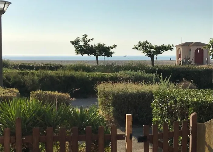 Villa 2 Pièces Climatisée avec Terrasse, Face à la Mer, Parking Privé, Proche Commerces et Plage - FR-1-81-343