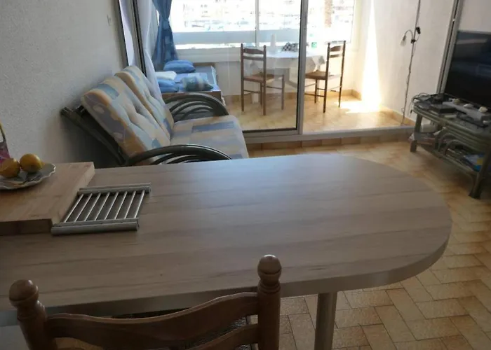 Face port Plage à 350m joli T2 clair 4 couchages avec parking privé, draps serviettes non fournies