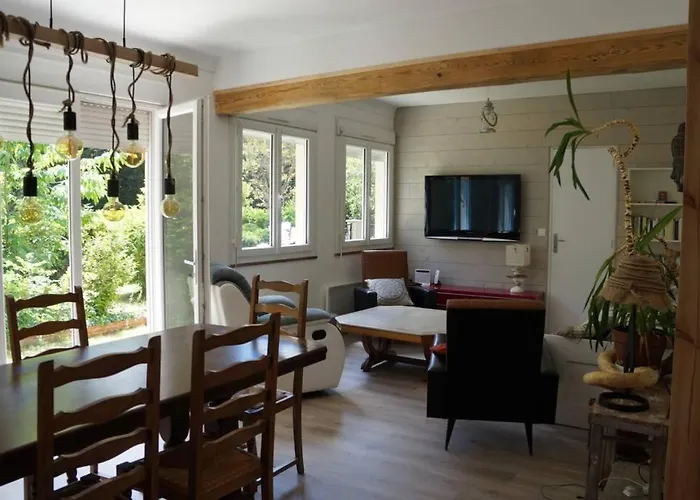 Maison En Bordure De Foret, Proche Du Lac.