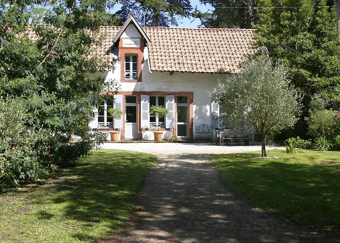 Villa traditionnelle au coeur du bois de la chaise