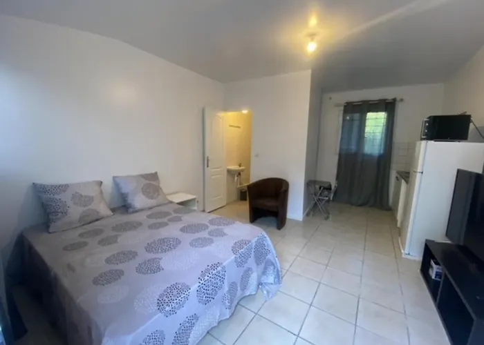 Apartment Sleeps 2 With On-Site Parking
