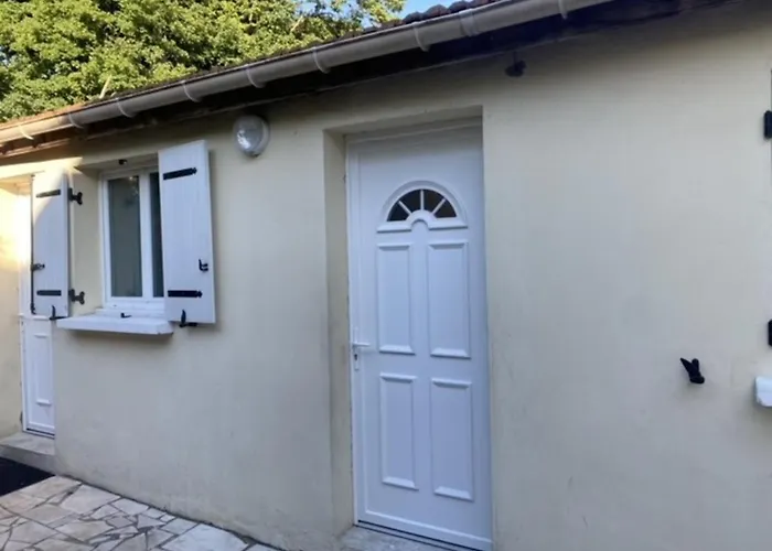Apartment Sleeps 2 With On-Site Parking