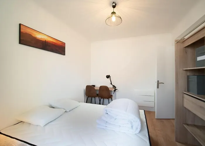 Grand Appartement 3 Chambres Avec Clim Et Balcon
