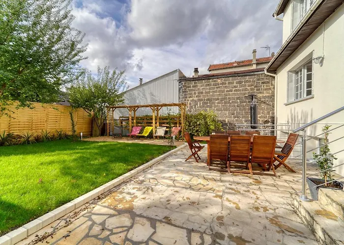 Chic And Modern House With Garden