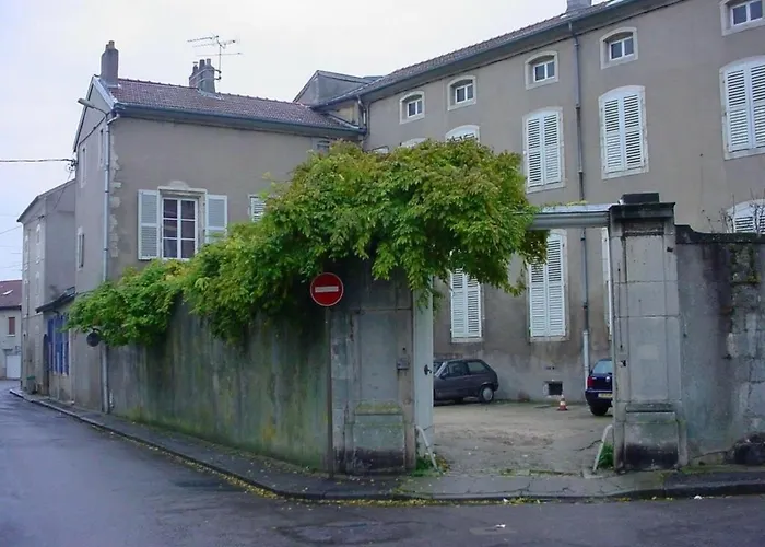 Appartement Historique au Centre de Toul, Proche Cathédrale, Tous Services Inclus - FR-1-584-74