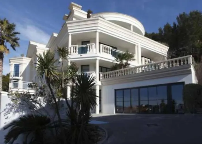 grand studio terrasse de standing, pleine vue village et proche mer