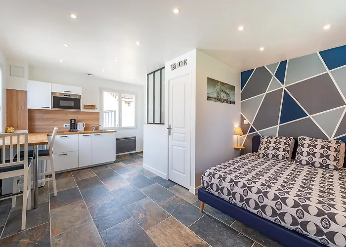 Love N Chic 3 Studios Disneyland 5 Min