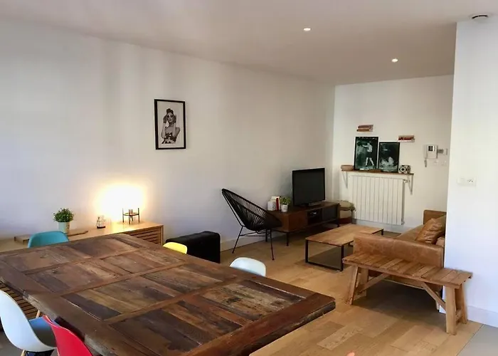 "Euzet" Joli Appartement A 2 Pas Du Centre Ville