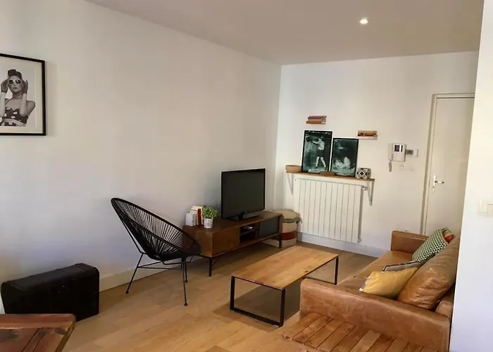 "Euzet" Joli Appartement A 2 Pas Du Centre Ville