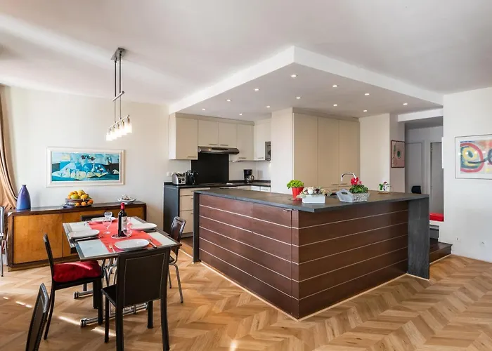 Hotel pres du College: "Le Mirabeau" By Enjoynice, Spacious 2-Bed With Airco