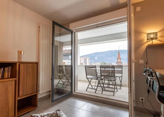 Apartment With Balcony Near Downtown