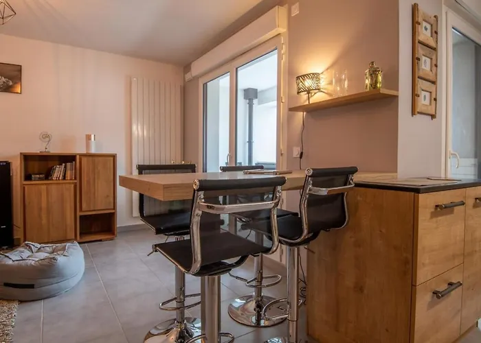Apartment With Balcony Near Downtown