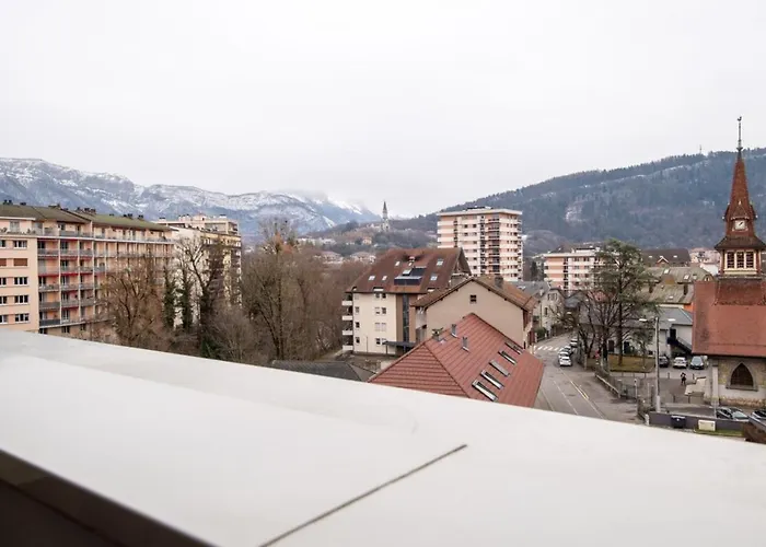 Apartment With Balcony Near Downtown