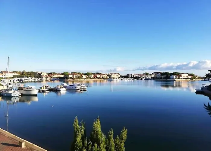Bord De Mer Et Pieds Dans L'Eau