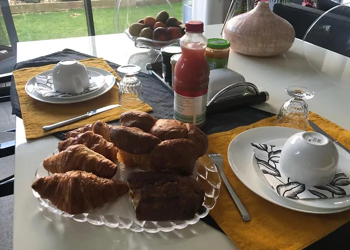 Hôtes Nichée Sous Les Toits