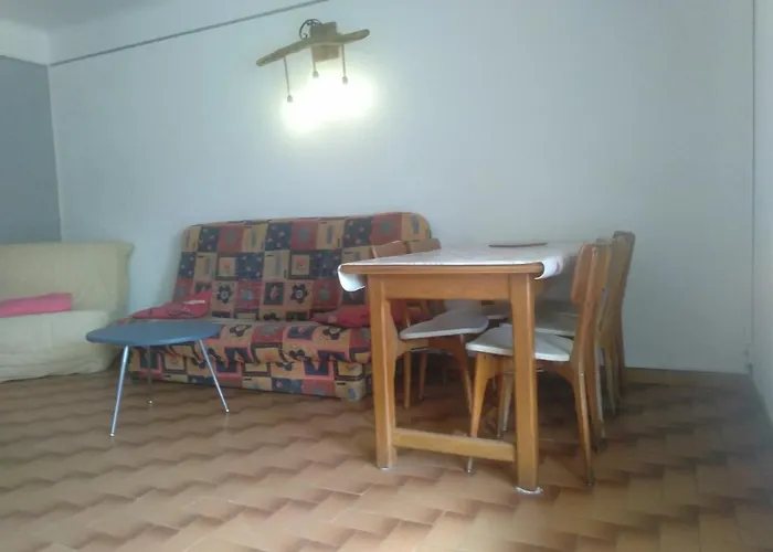 Location avec piscine et parking (n°2p)