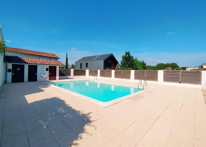 La Baignade De Montaigu, Piscine Et Garage Couvert