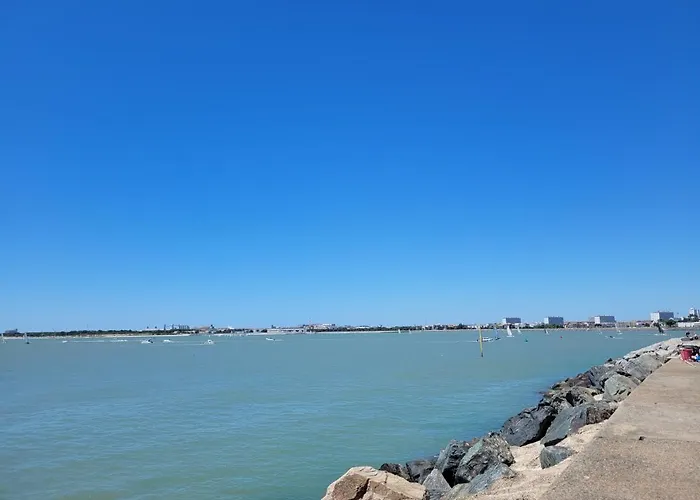 Jolie Petit Voilier A La Rochelle