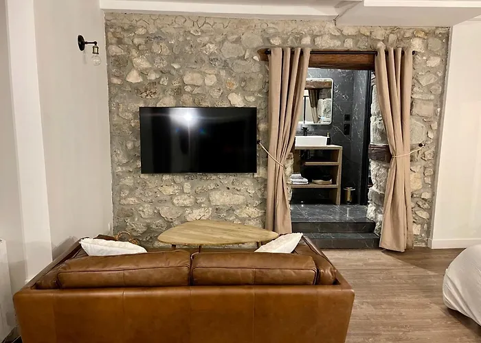 La loge de pierre au coeur de la vieille ville d Annecy