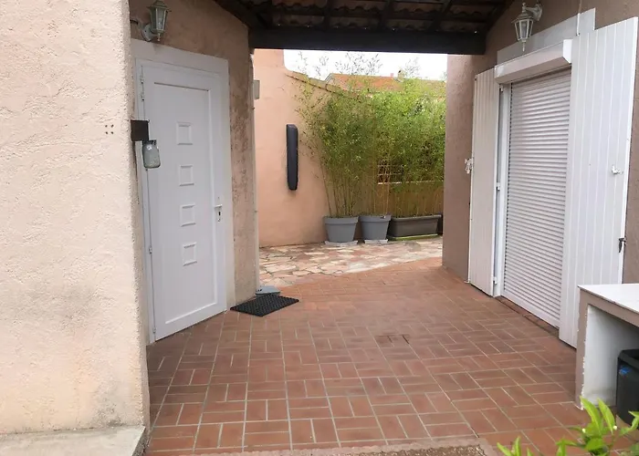 Joli Studio Independant, Avec Exterieur Verdoyant A Hyeres