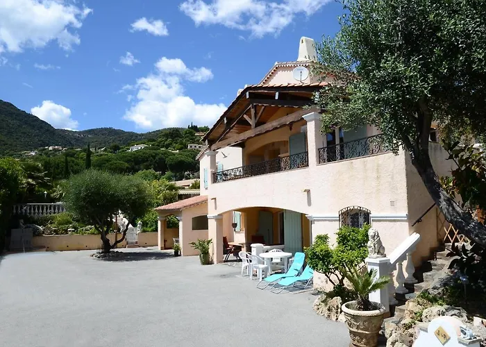 VILLA PLEIN SUD-Piscine-Spa-Climatisation-Parking privé-calme et détente