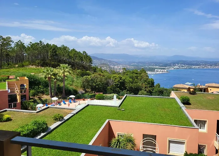 Vue Mer Et Esterel Sur La Baie De Cannes