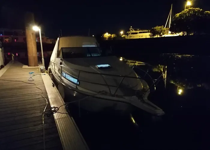 Sejour Insolite Sur Un Yacht. Bateau Hotel A Quai.