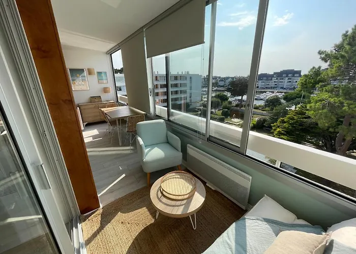 Appartement de standing, vue sur port de plaisance