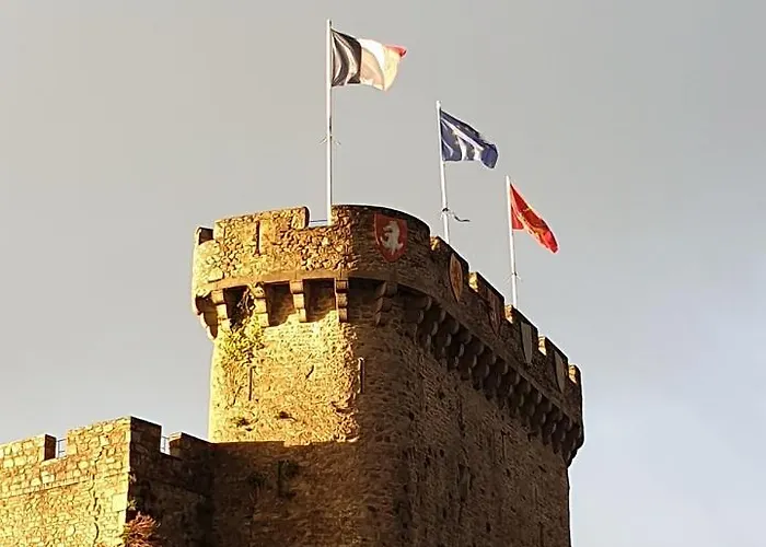 L'Abrincat'Studio, centre entre donjon et vue Mont