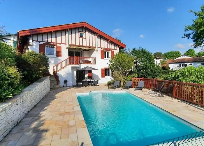 Chambre d'hôtes avec piscine dans maison Basque avec petits-déjeuners
