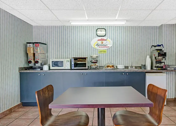 Super 8 By Wyndham North