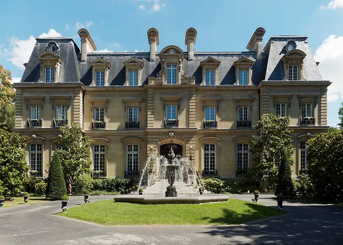 Resort: Saint James Paris