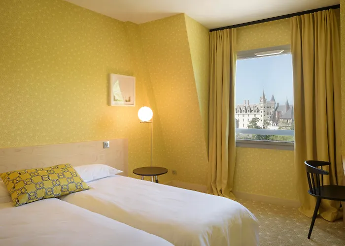 L'Hôtel - Face au Château