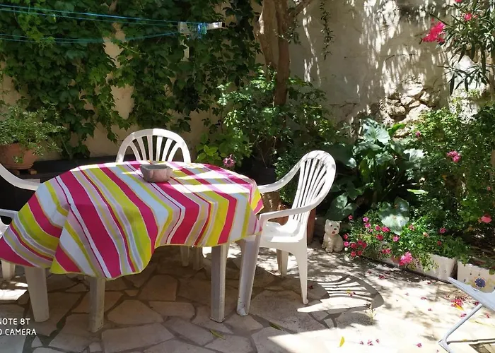 Chambres d'hôtes indépendantes au rez-de-chaussée d'une maison provençale dont une avec cour intérieure