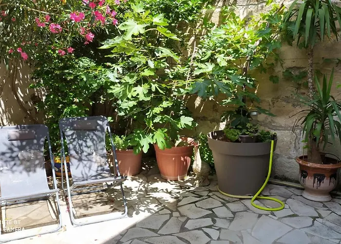 Chambres d'hôtes indépendantes au rez-de-chaussée d'une maison provençale dont une avec cour intérieure