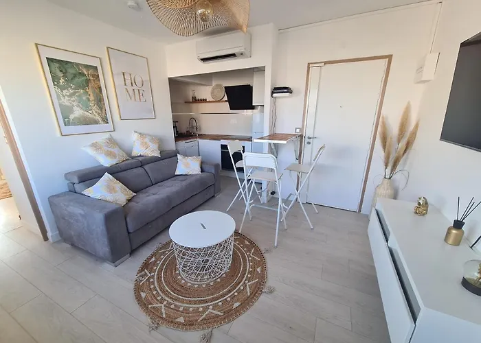 Appartement lumineux avec vue sur mer a 50 m de la plage et du centre