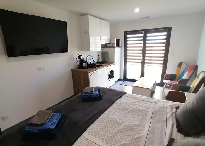 Studio BLEU, Neuf, classé 3 étoiles, Clim, Wifi, Lave-linge, Lit King Size, au calme et à 800m des plages de Valras Plage