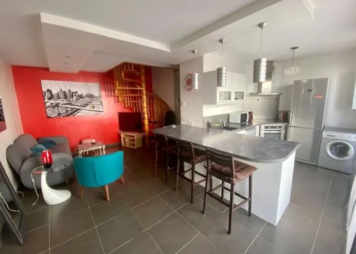 Duplex 2 Chambres, 2 Salles De Bain, Proche Gare Et Garage Prive